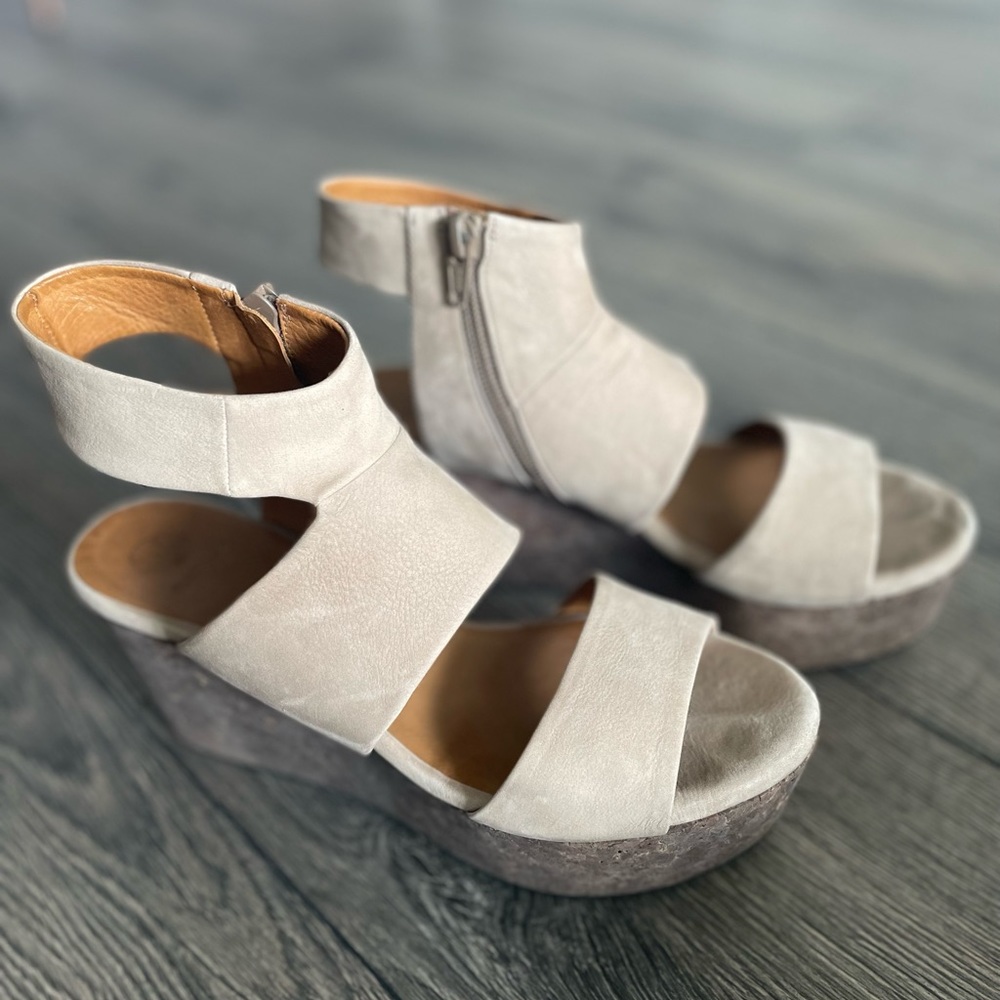 Coclico suede cork wedge platform sandal in taupe. Size 8 (38).